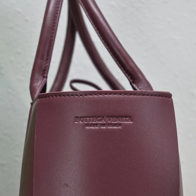 Batch 1960 large arco, BottegaVeneta# official website latest cowhide leather SLIP tote handbag, and the logo has been changed to the side panel😍The oversized woven design really makes it a huge gap from ordinary tote bags🔗🔗Different color combinations inside and outside ⛓Daniel Lee leads the brand's DNA to continue to evolve with fresh inspiration🧬🧬showing a balanced style of luxury and reality👉: 36*24*14 Model: 9892#, the latest logo is on the side